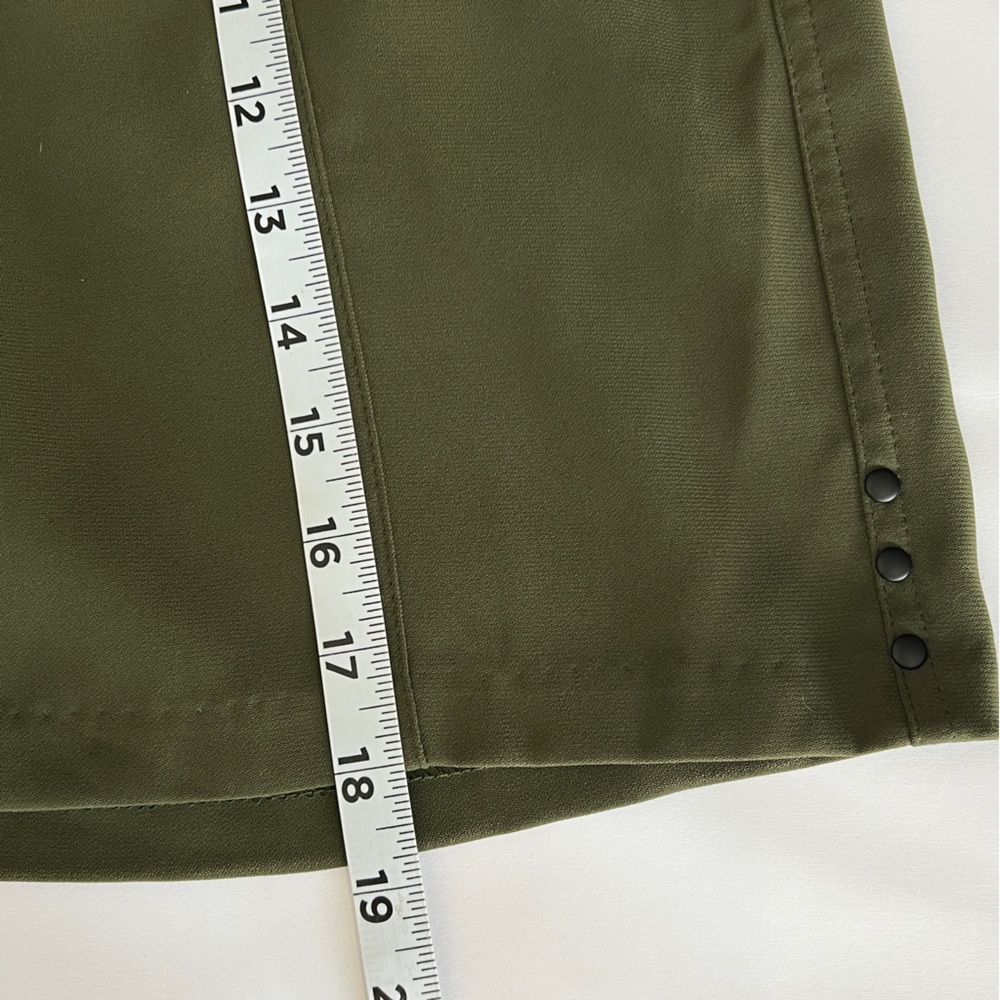 JAMIE SADOCK Women’s size 4 Hunter Green Gold Shorts. Zip up. With pockets. - Picture 10 of 11